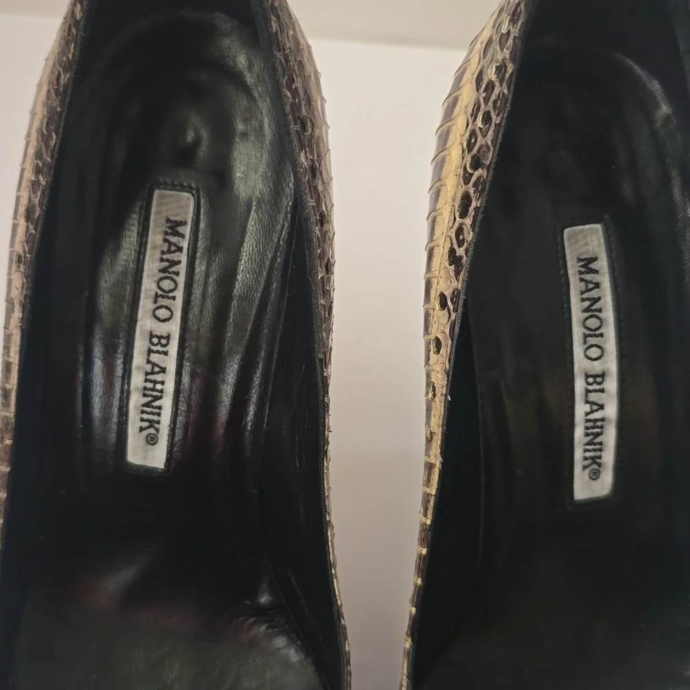 Manolo Blahnik Black Snakeskin Patent Leather Heels Pumps - Picture 14 of 16